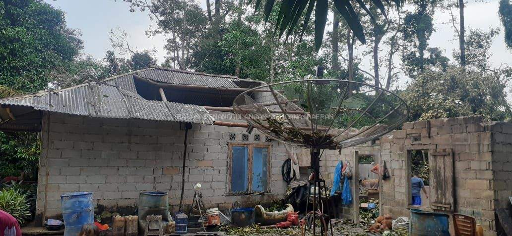 18 RUMAH RUSAK DITERJANG ANGIN PUTING BELIUNG